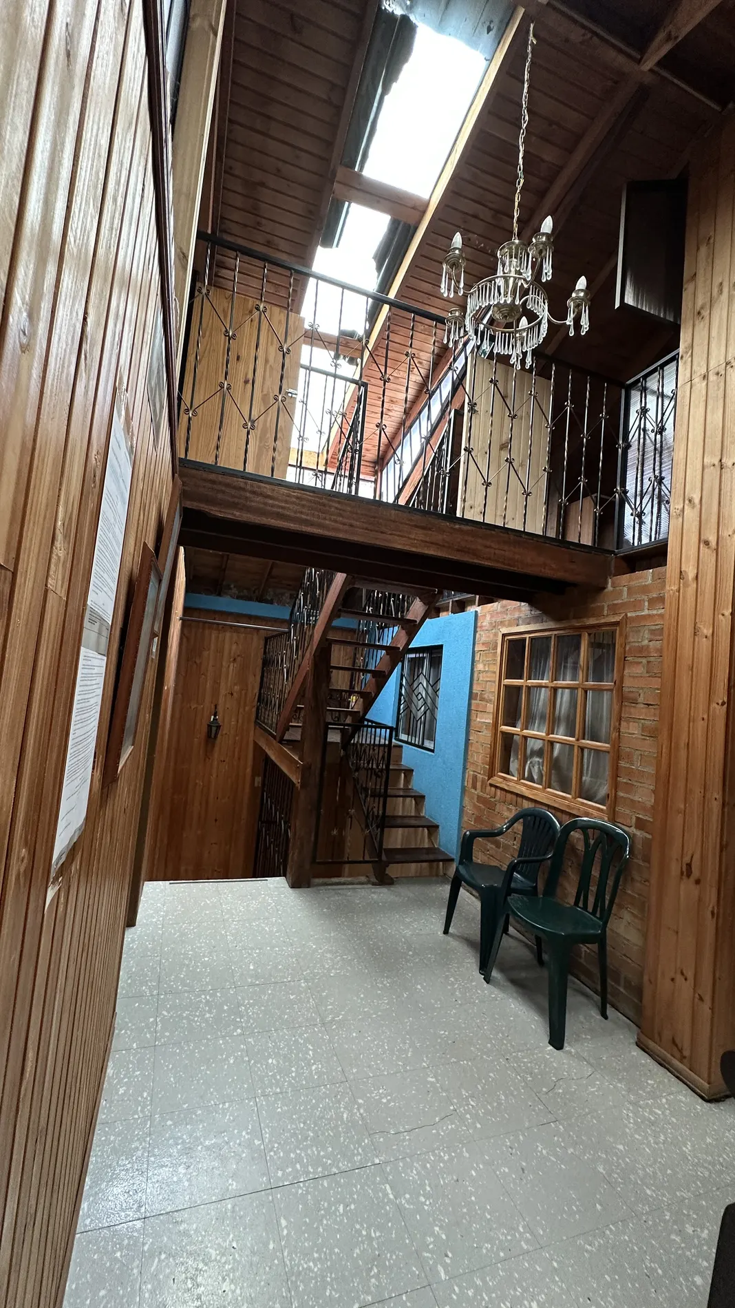 Escalera de madera y hierro forjado dentro de la casa