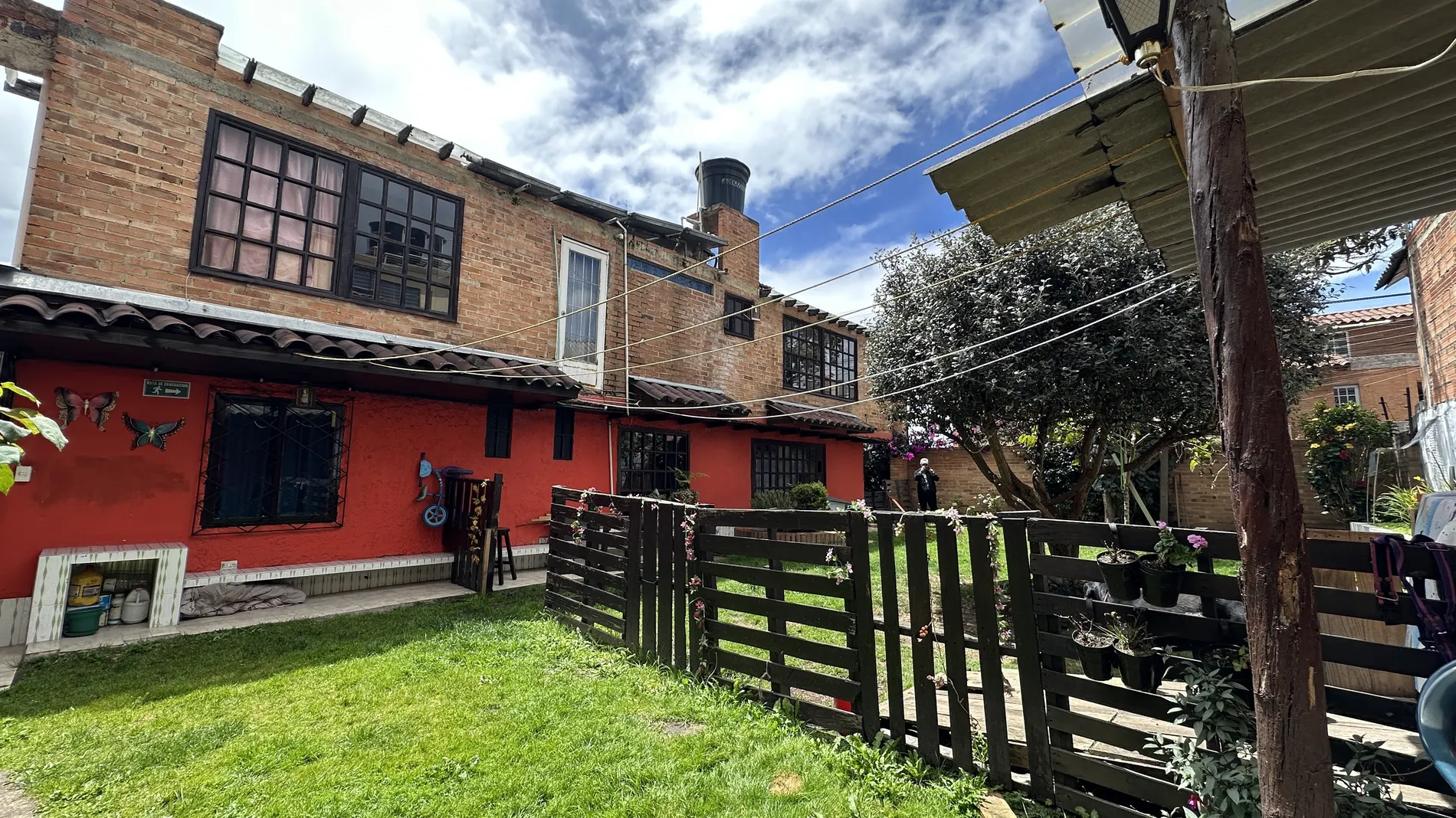 Fachada y patio trasero del Hostal El Peregrino