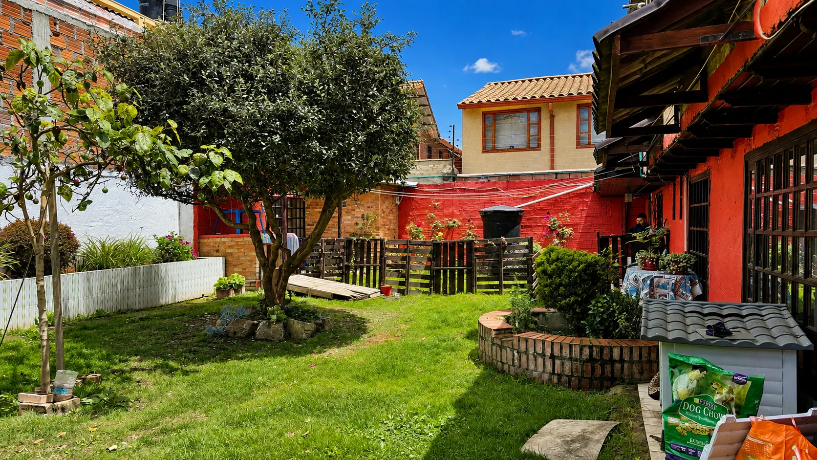 Patio y jardín trasero del hostal