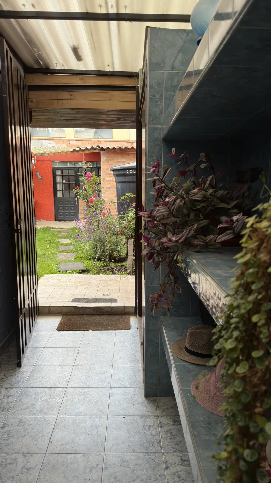 Puerta con vista al jardín del hostal