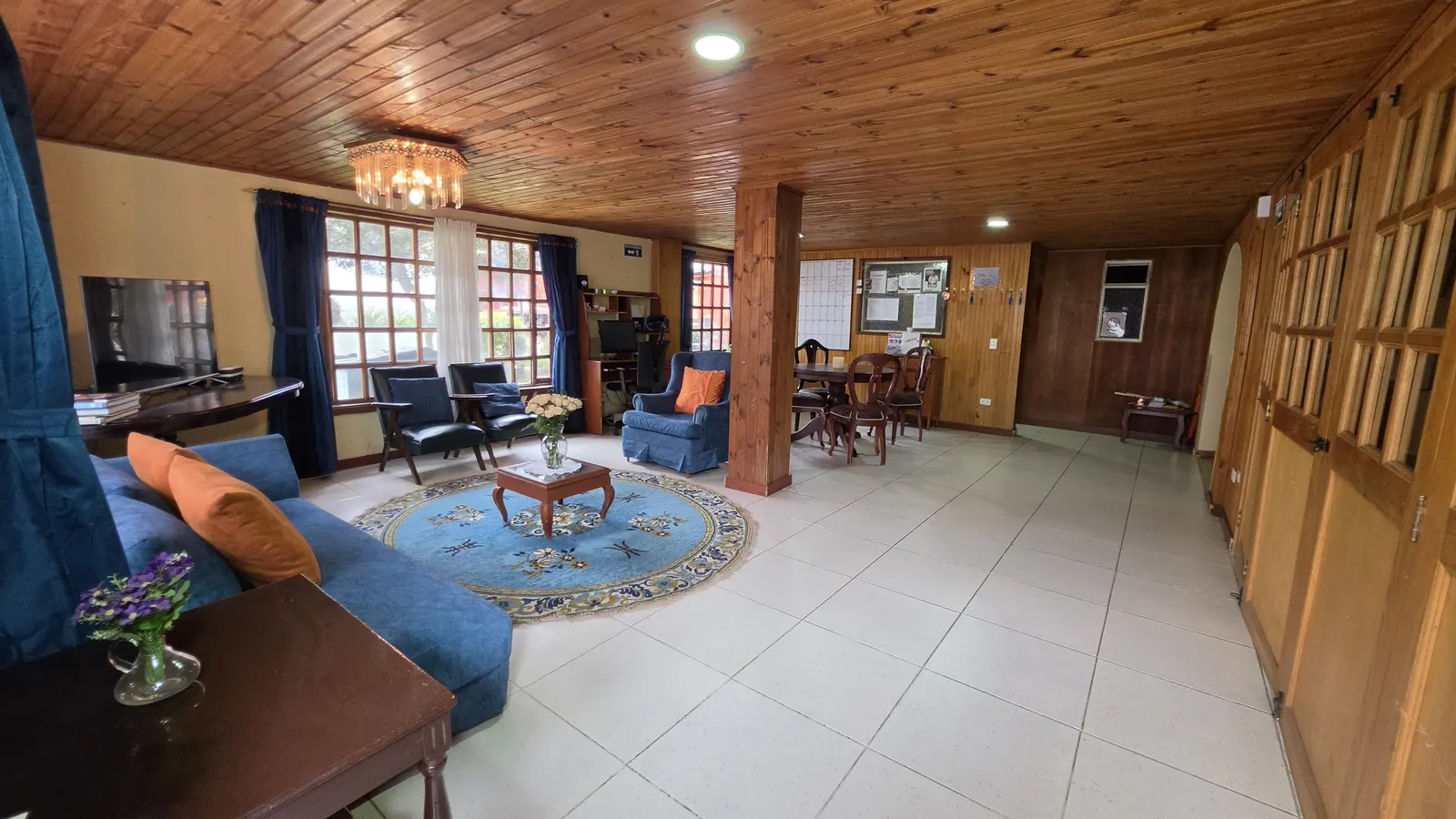 Zona común con comedor y sala de estar del hostal