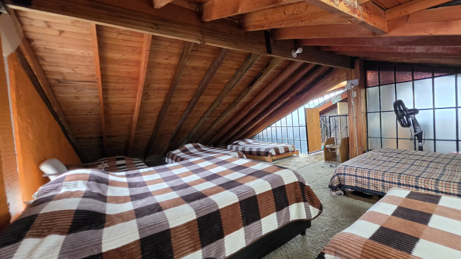 Altillo con varias camas para grupos grandes en Hostal El Peregrino