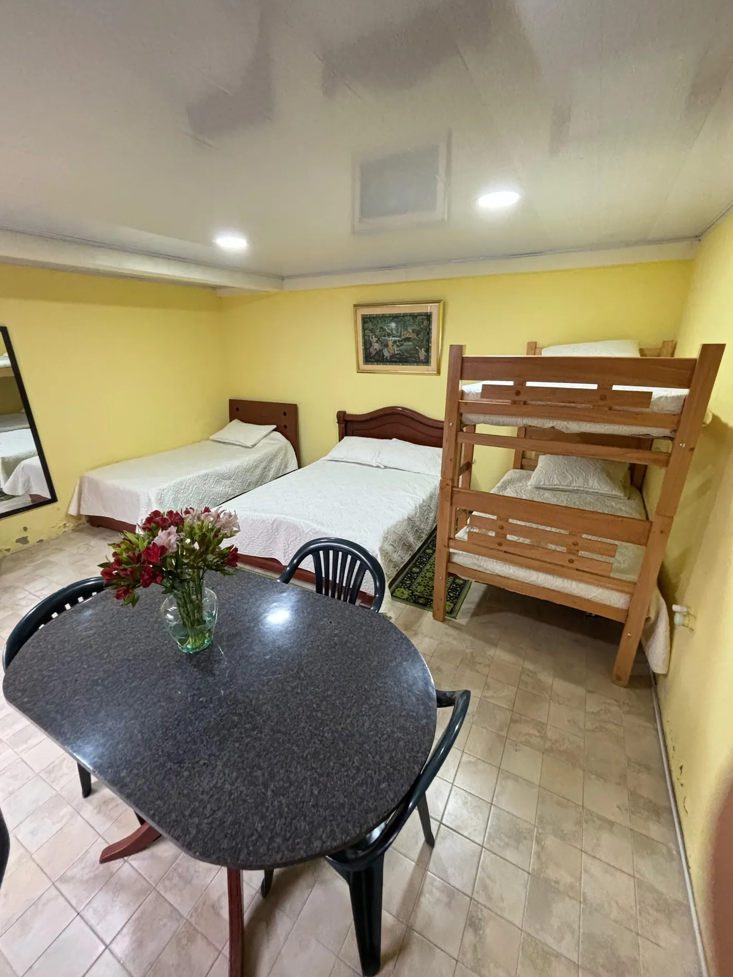 Cabaña con cama doble, litera y cama sencilla en Hostal El Peregrino