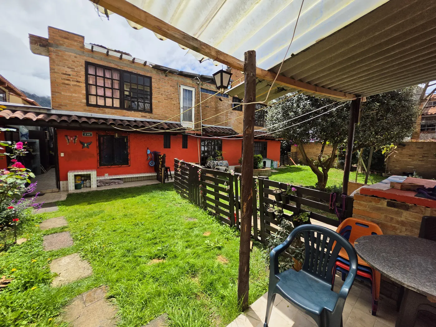 Patio trasero del hostal en un día soleado